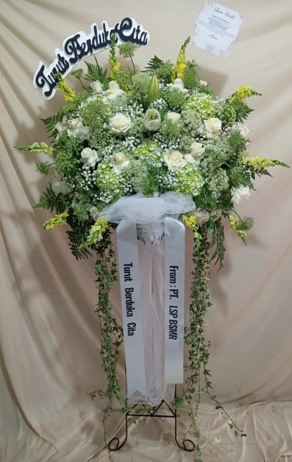 Standing flower pink Cassiopeia Florist Cikupa rangkaian mawar pink lily putih dan hydrangea