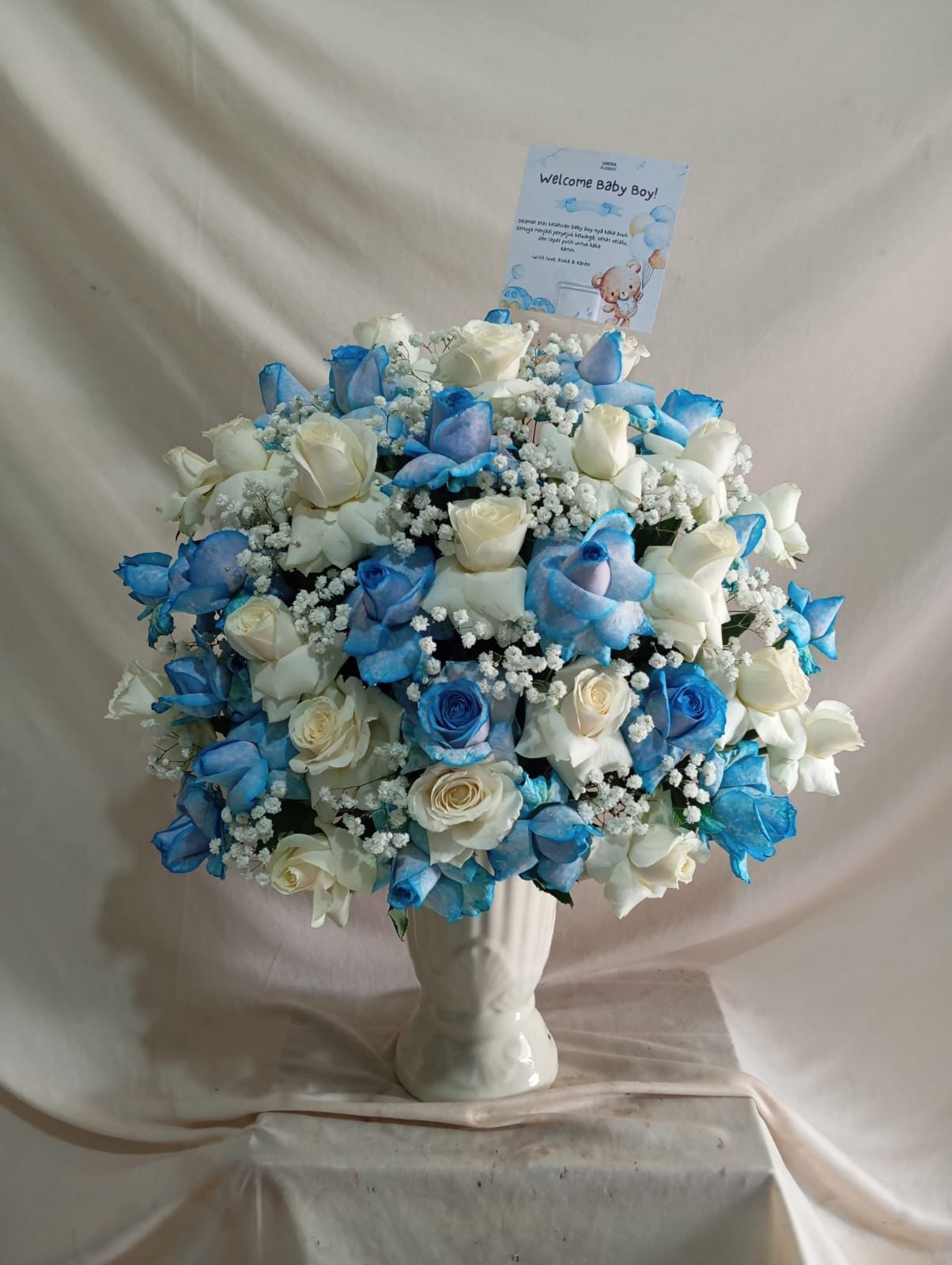 Bunga vas welcome baby boy Cikupa mawar biru dan putih dengan baby breath